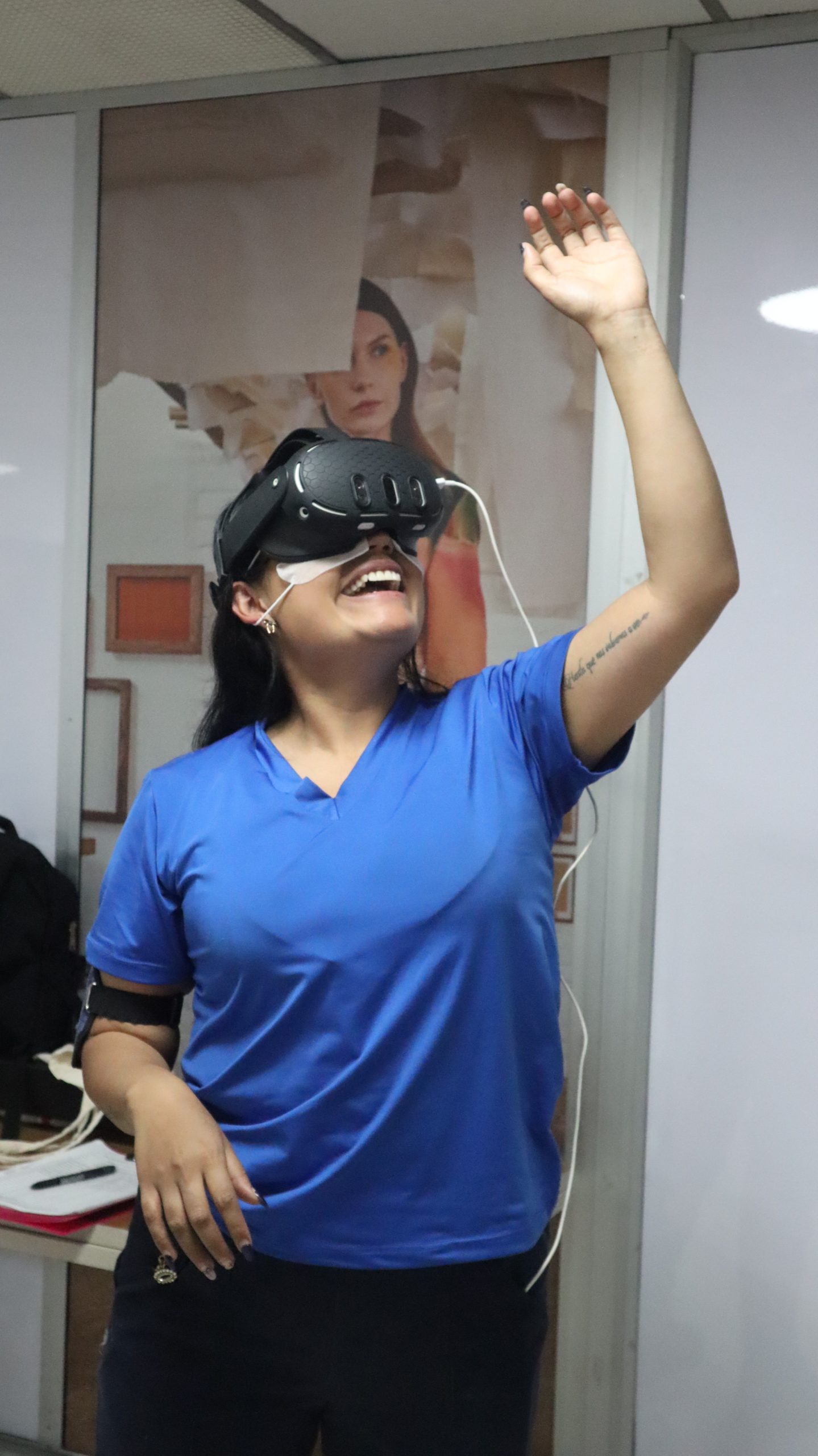 En 2022 se integran los visores de realidad virtual y se desarrolla el primer software de VR enfocado en SST, marcando un hito en la formación inmersiva y transformando la manera de capacitar en prevención de riesgos.