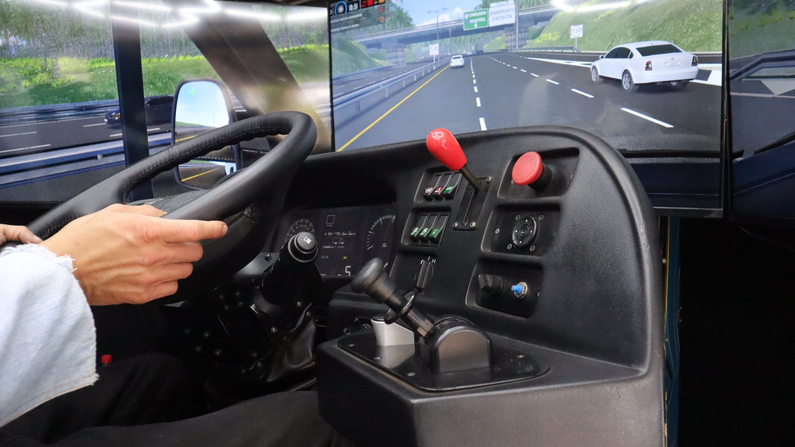 En 2020 se incorpora el portafolio de seguridad vial, con aulas móviles y simuladores viales, ampliando la oferta formativa y llevando la prevención directamente a las vías y a los conductores.