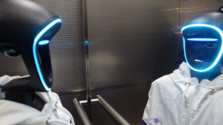 Innovabot robot SST visita a una empresa amiga: bienestar, pausas activas, alegría y un abrazo que lo dice todo