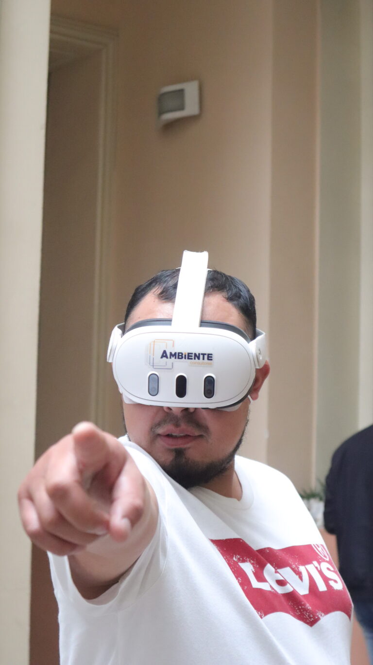 Colaboradores usando realidad virtual y robots humanoides de Ambiente Consultores para la Seguridad y Salud en el Trabajo.